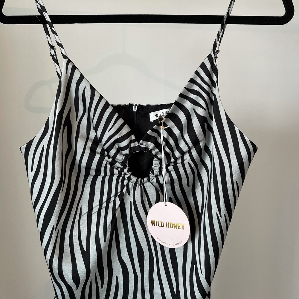 Zebra dress with slit and cut out - Picture 4 of 4